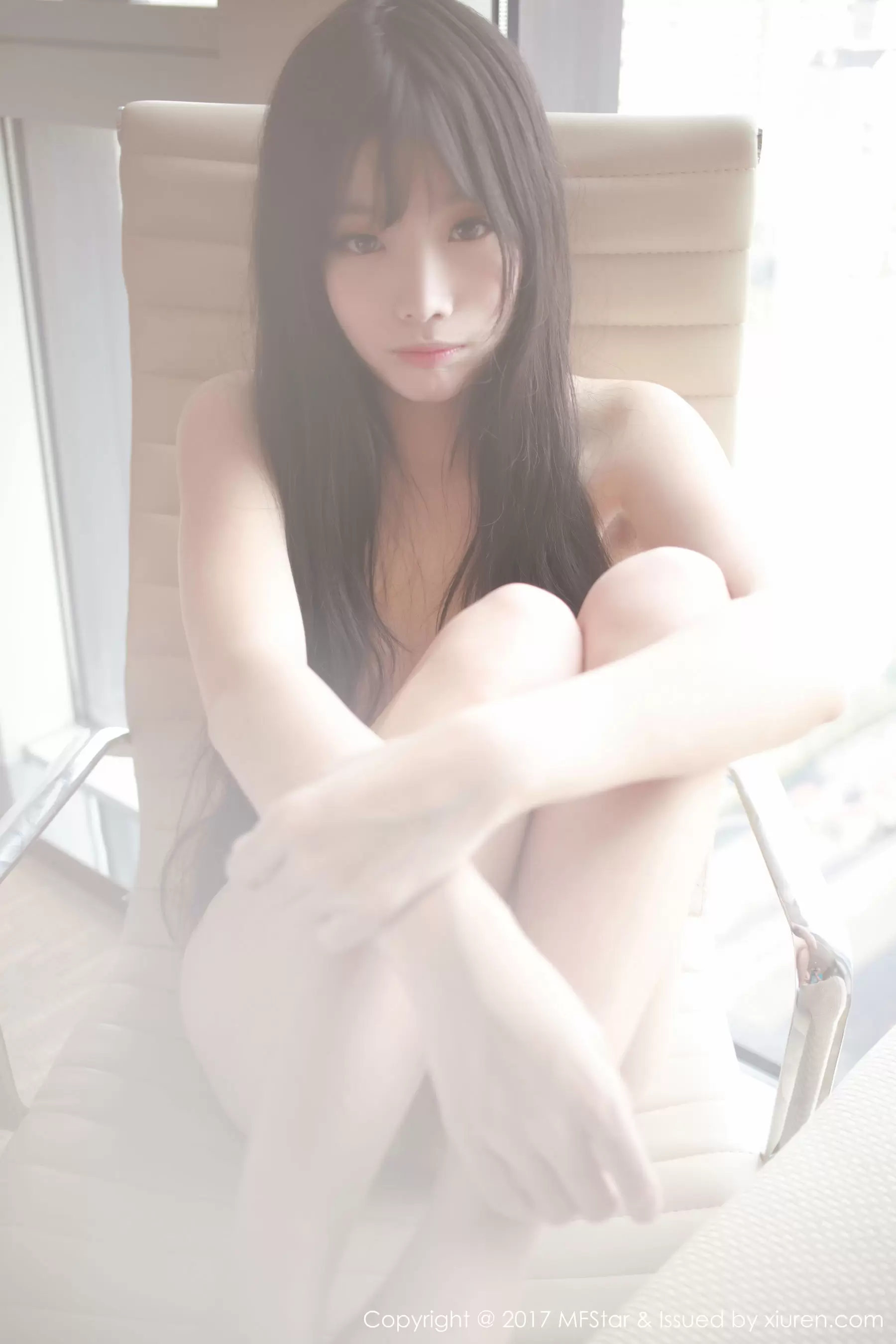 草莓兔兔《雪白肌肤的少女胴体》  Vol.083 气质女孩的时尚之旅-丽图阁