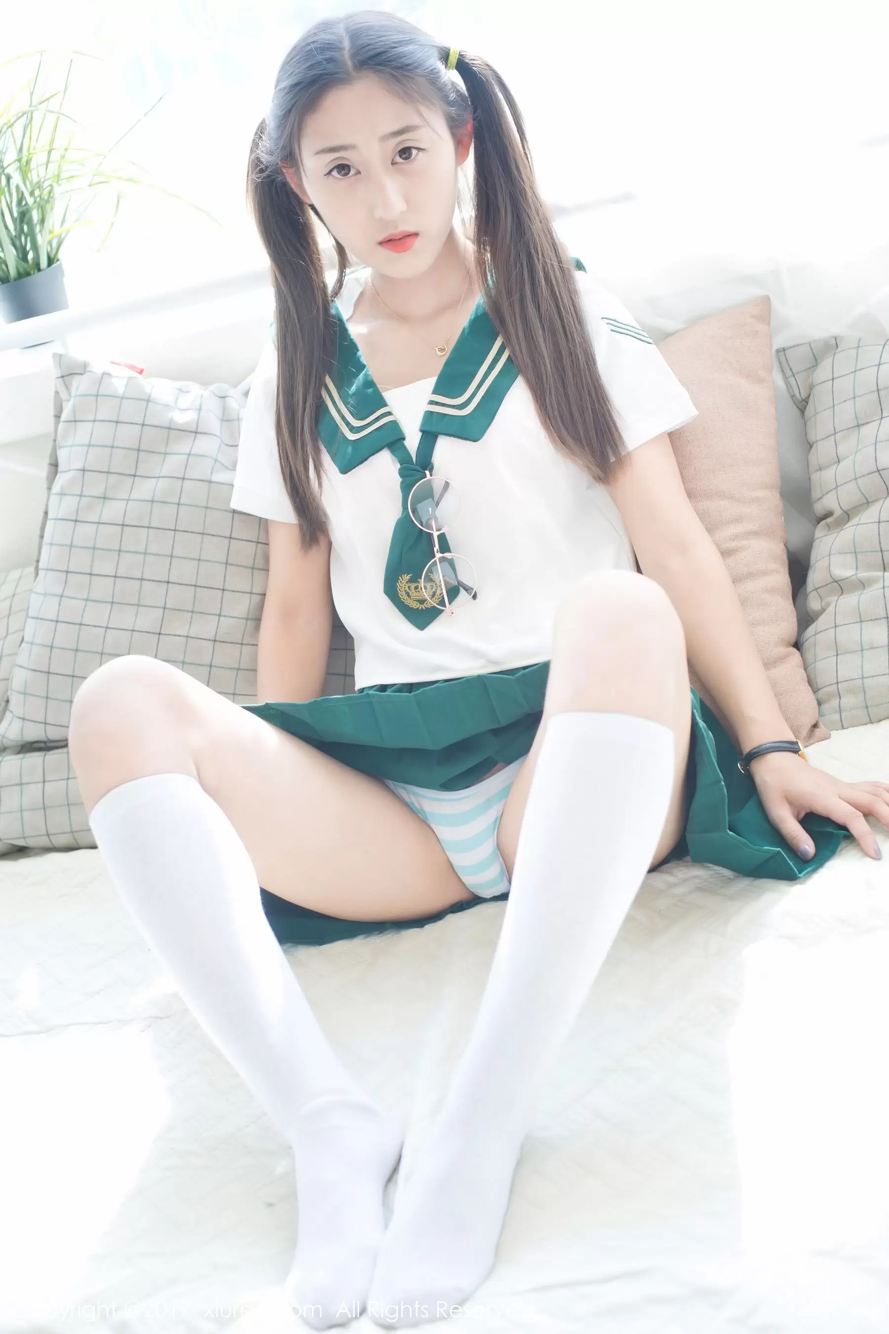 雨涵Iris《学生制服+花瓣内衣》  No.802 超高清国内美女模特精选套图-丽图阁